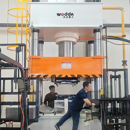 630噸汽車發(fā)動機(jī)護(hù)板成型液壓機(jī)