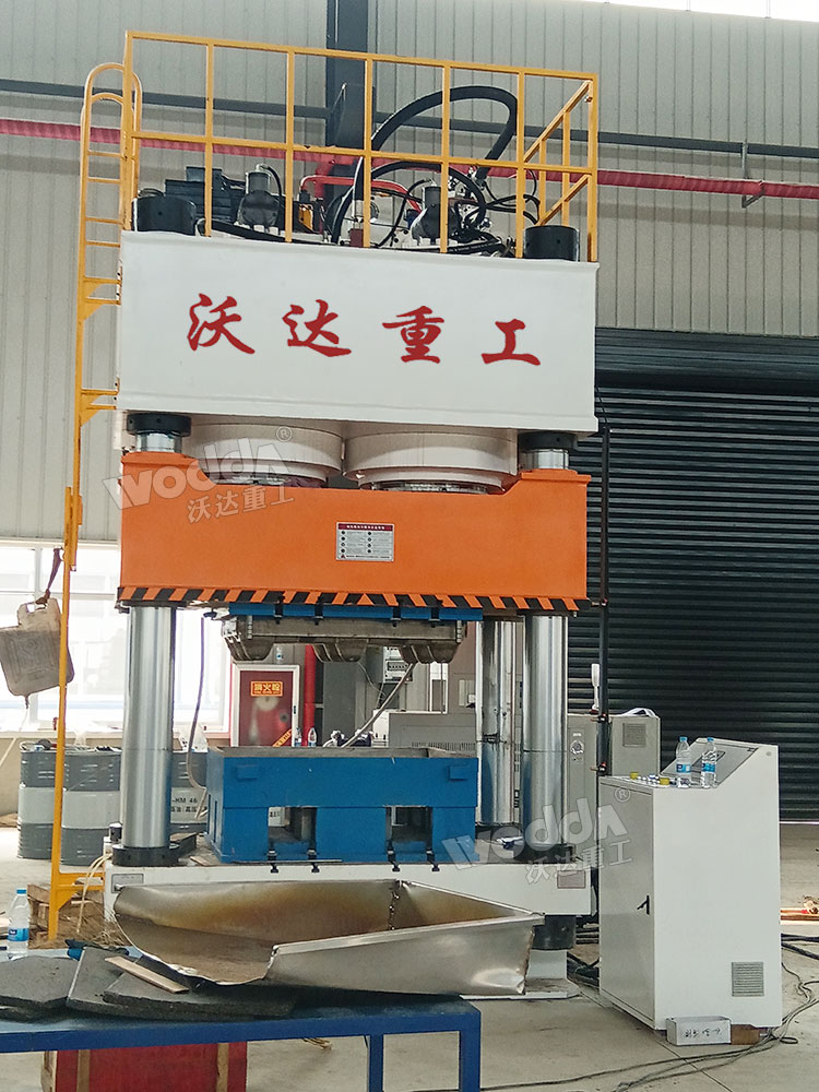 1600噸木屑托盤(pán)成型液壓機(jī)現(xiàn)場(chǎng)