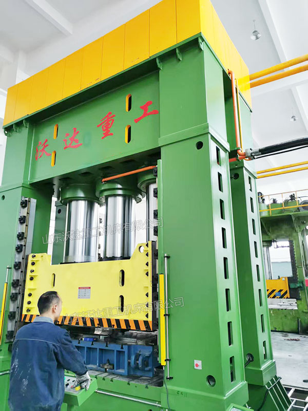 3000噸汽車電池液冷板液壓機(jī)現(xiàn)場(chǎng)