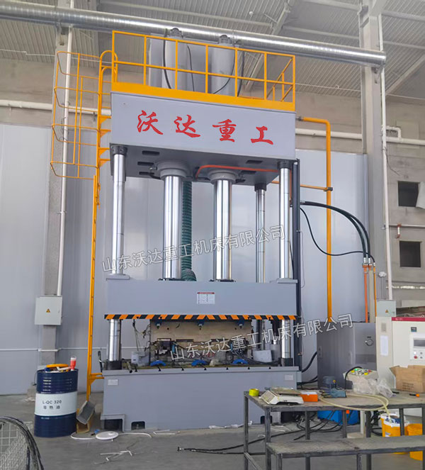 復(fù)合材料成型液壓機(jī)現(xiàn)場