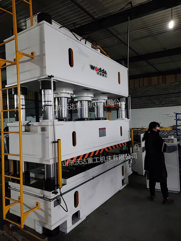 500噸四柱液壓機現(xiàn)場